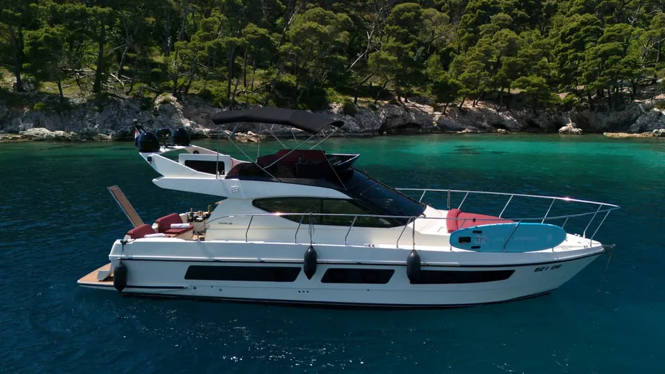 FERRETTI 43 FLY