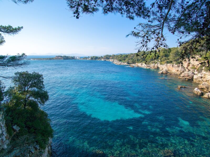 Blue,Mediterranean,Sea,,And,Billionaire’s,Bay,,,Antibes,Cape,,French