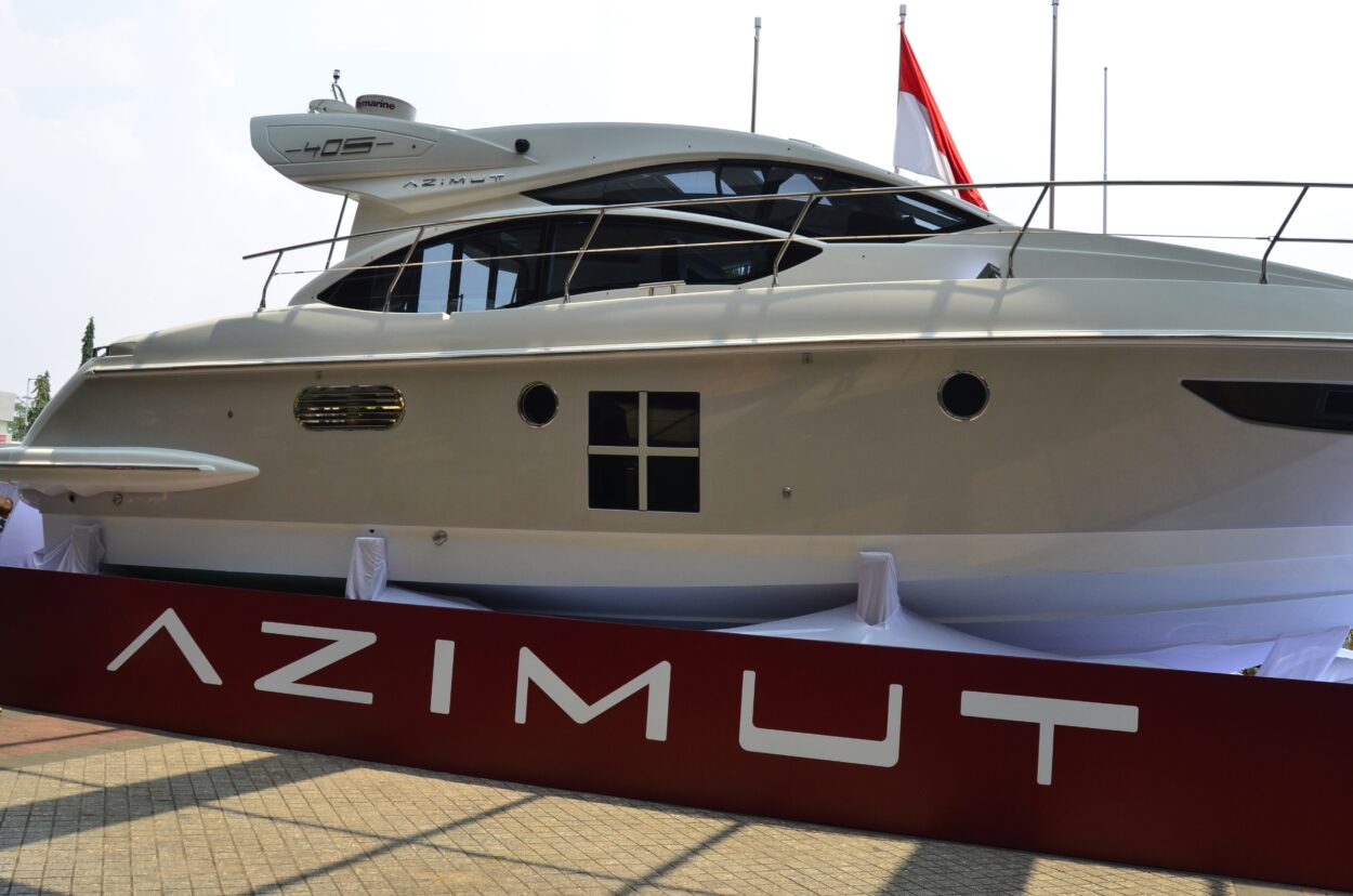 Jakarta,,Indonesia.,October,25,,2014:,Azimut,Luxury,Yacht,In,White
