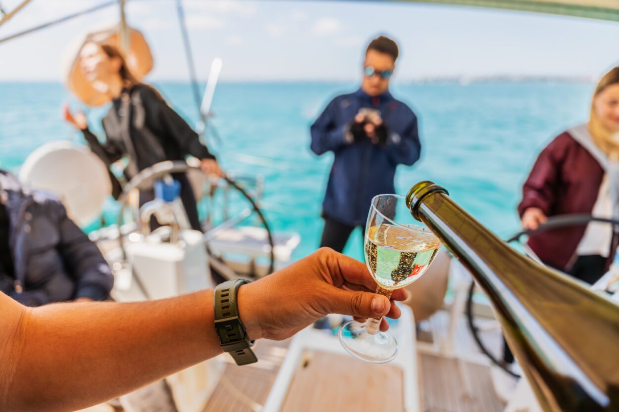 Pouring,Bubbling,Glass,Of,Champagne,In,A,Luxury,Yacht.